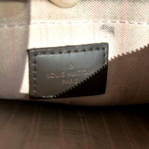 Oh Vuitton wallet. Strap missing.